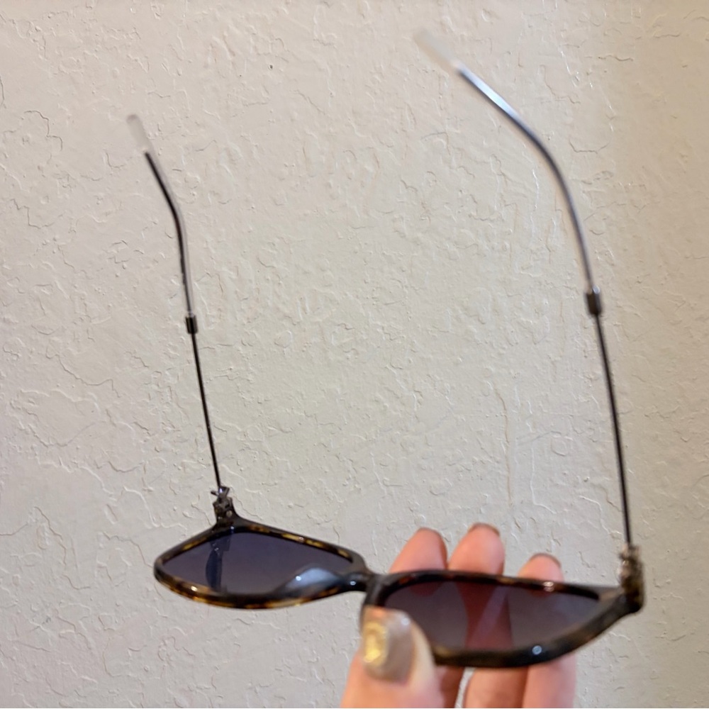 Like-new Tortoise Shell Sunglasses KENZO - Picture 3 of 3